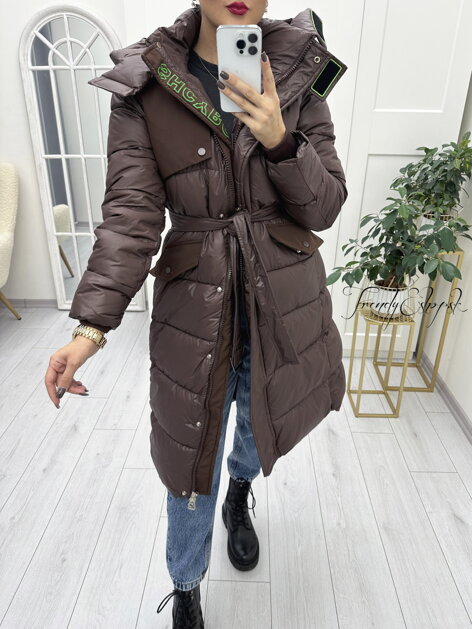 Dlhá zimná bunda s kapucňou a prednými vreckami - čokoládová N2312