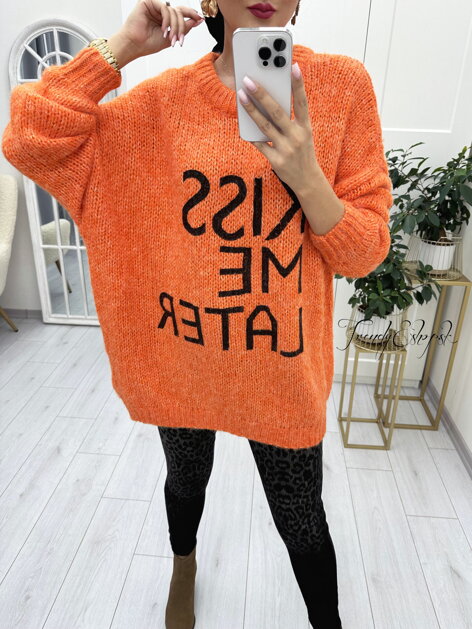 Dlhší pletený sveter s nápisom KISS ME LATER - oranžový N1921