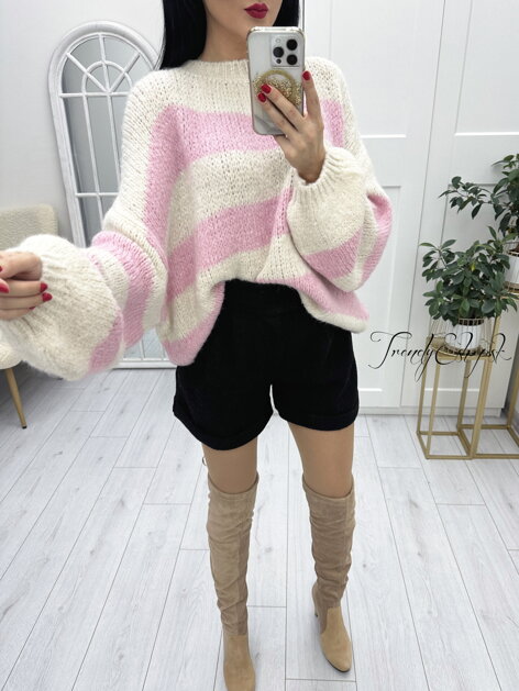Pruhovaný sveter so širokými rukávmi - ružovo-krémový N2444
