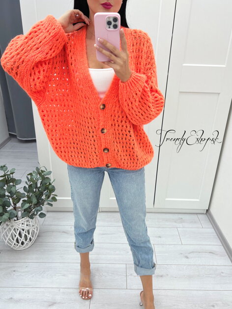 OVERSIZE dierovaný sveter na gombíky Hrant – výrazne oranžový S2384